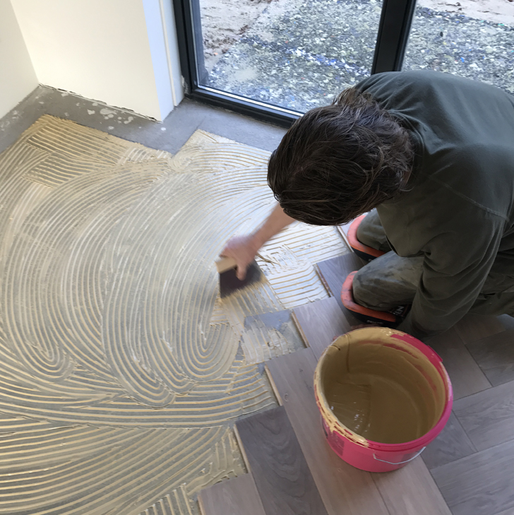 PVC vloer leggen lijmen PVC vloer leggen lijmen